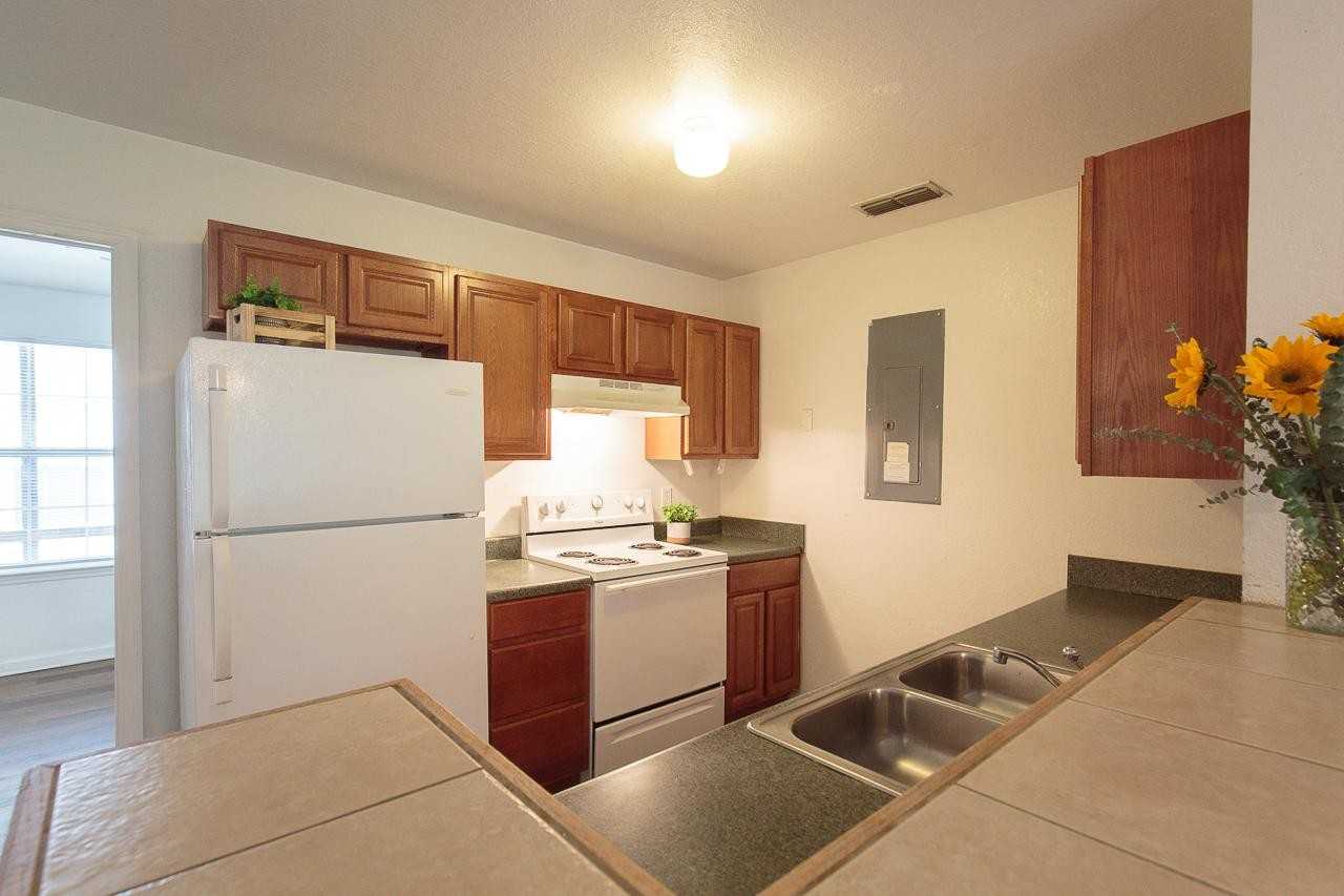 726 West Georgia Street - Photo 6 of 10