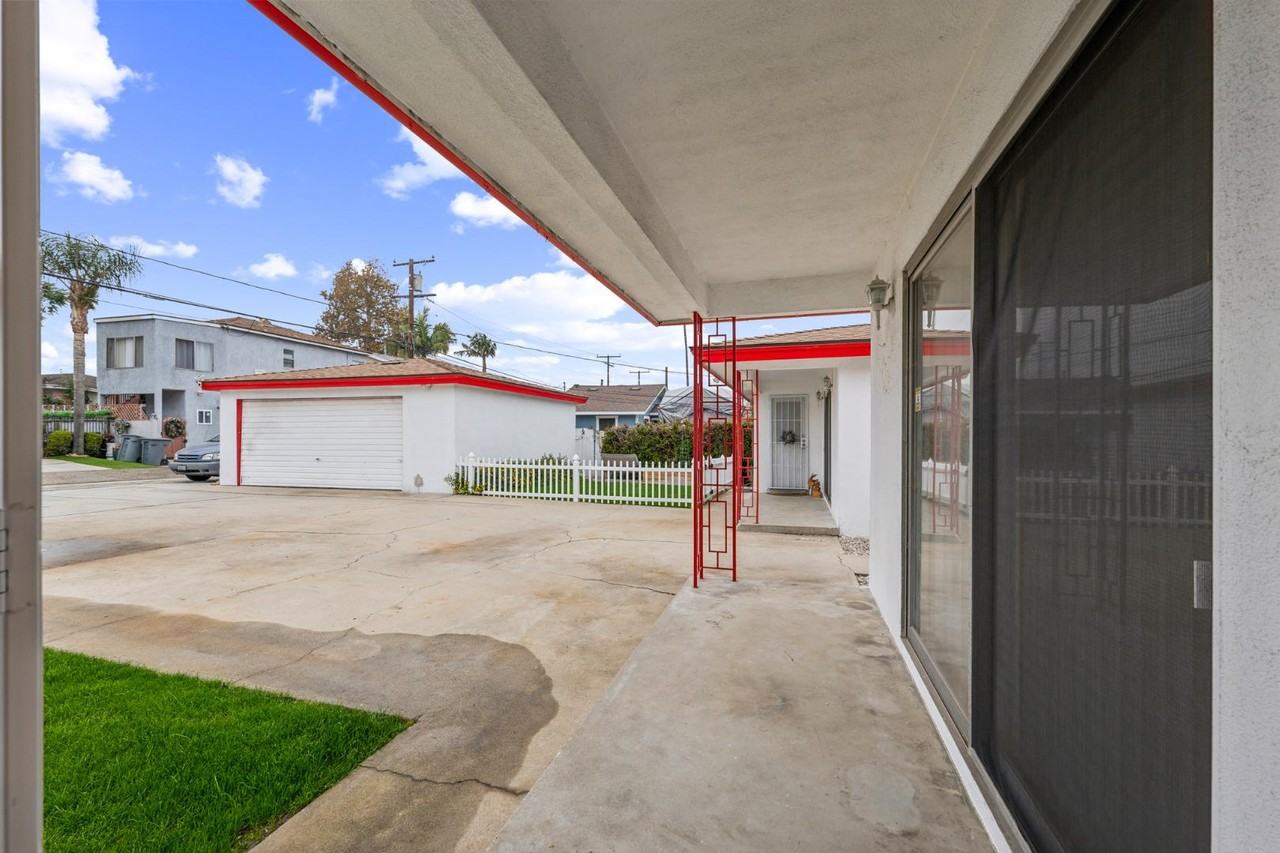 809-815  Madrid Avenue - Photo 3 of 30