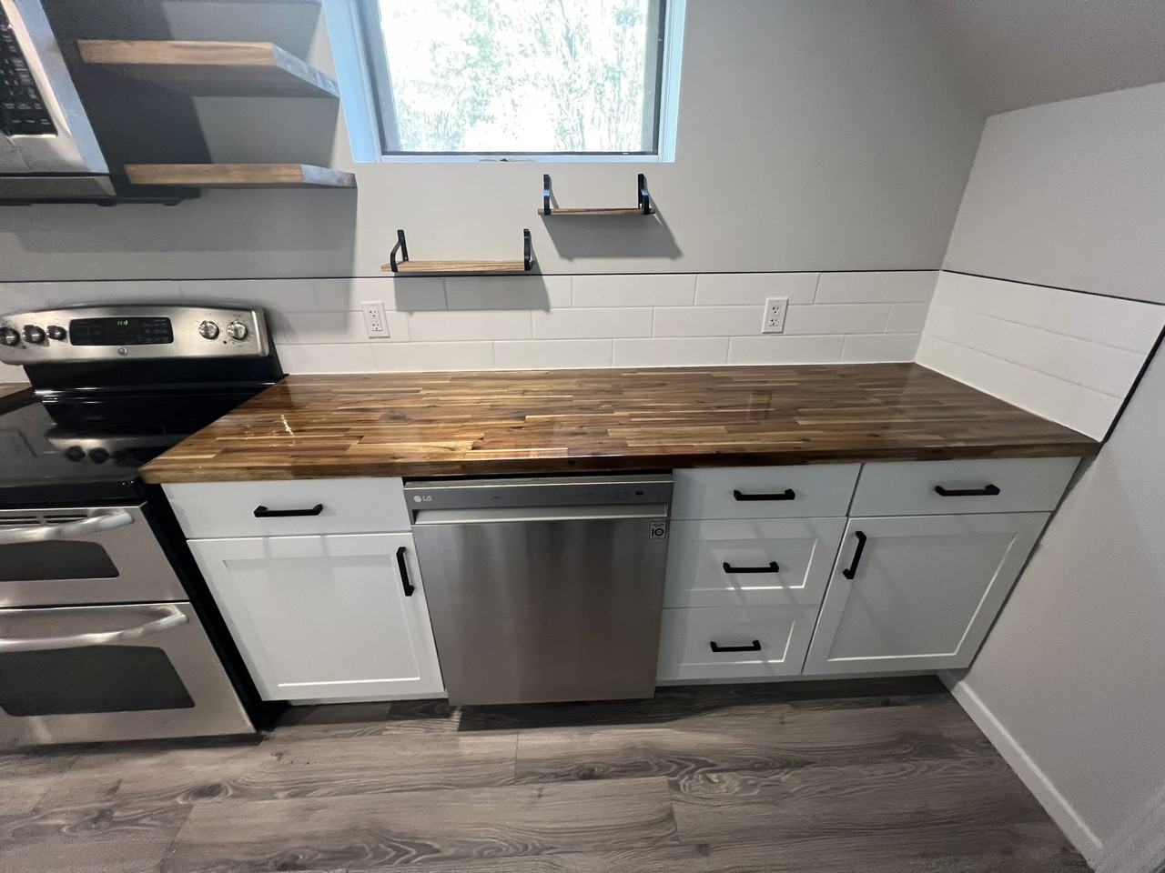 3007 39a St - Photo 2 of 14