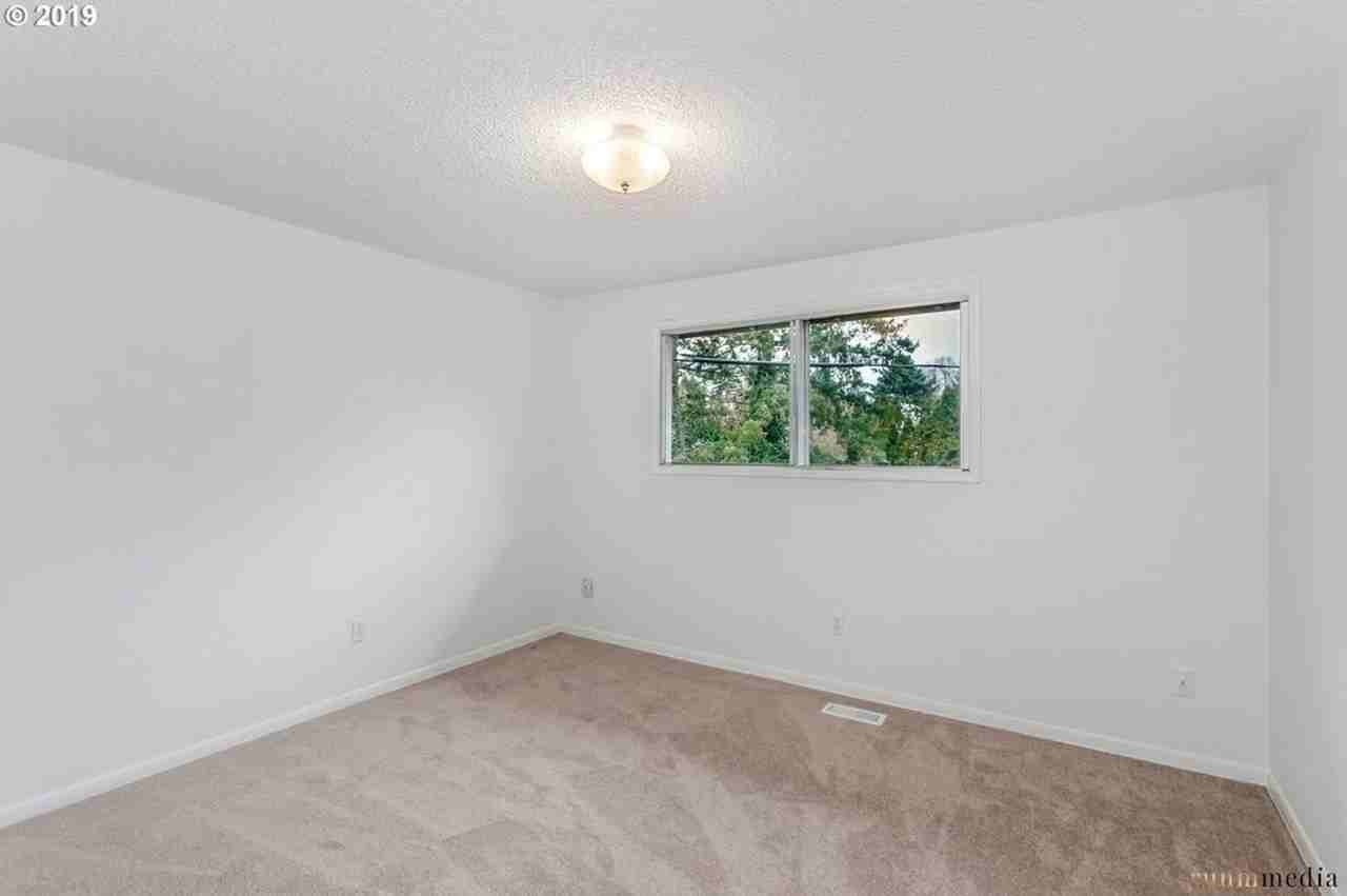 8205 Sw Laurel St - Photo 7 of 48