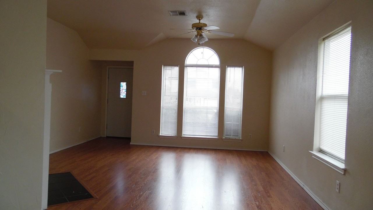 1503 Grey Fox Trl - Photo 2 of 14