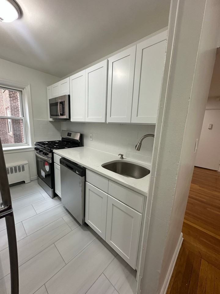 Waterfront Oasis: Luxe Living on Boulevard East, West New York, NJ - Photo 3 of 23