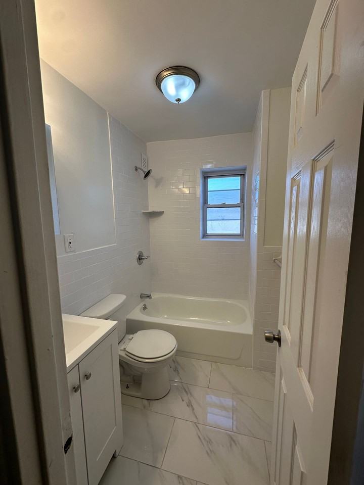 Waterfront Oasis: Luxe Living on Boulevard East, West New York, NJ - Photo 4 of 23