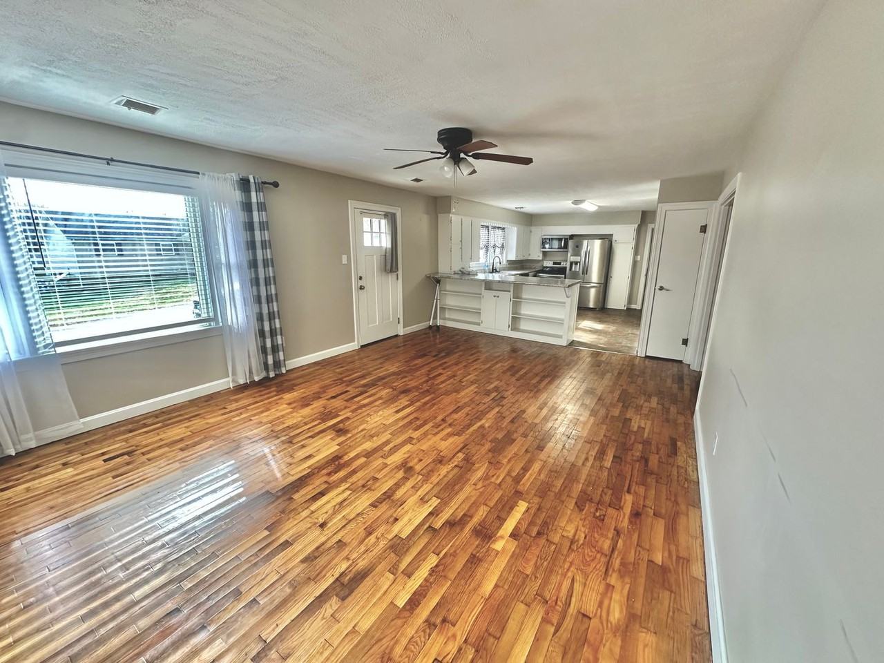 314 W 7th St - Photo 4 of 12