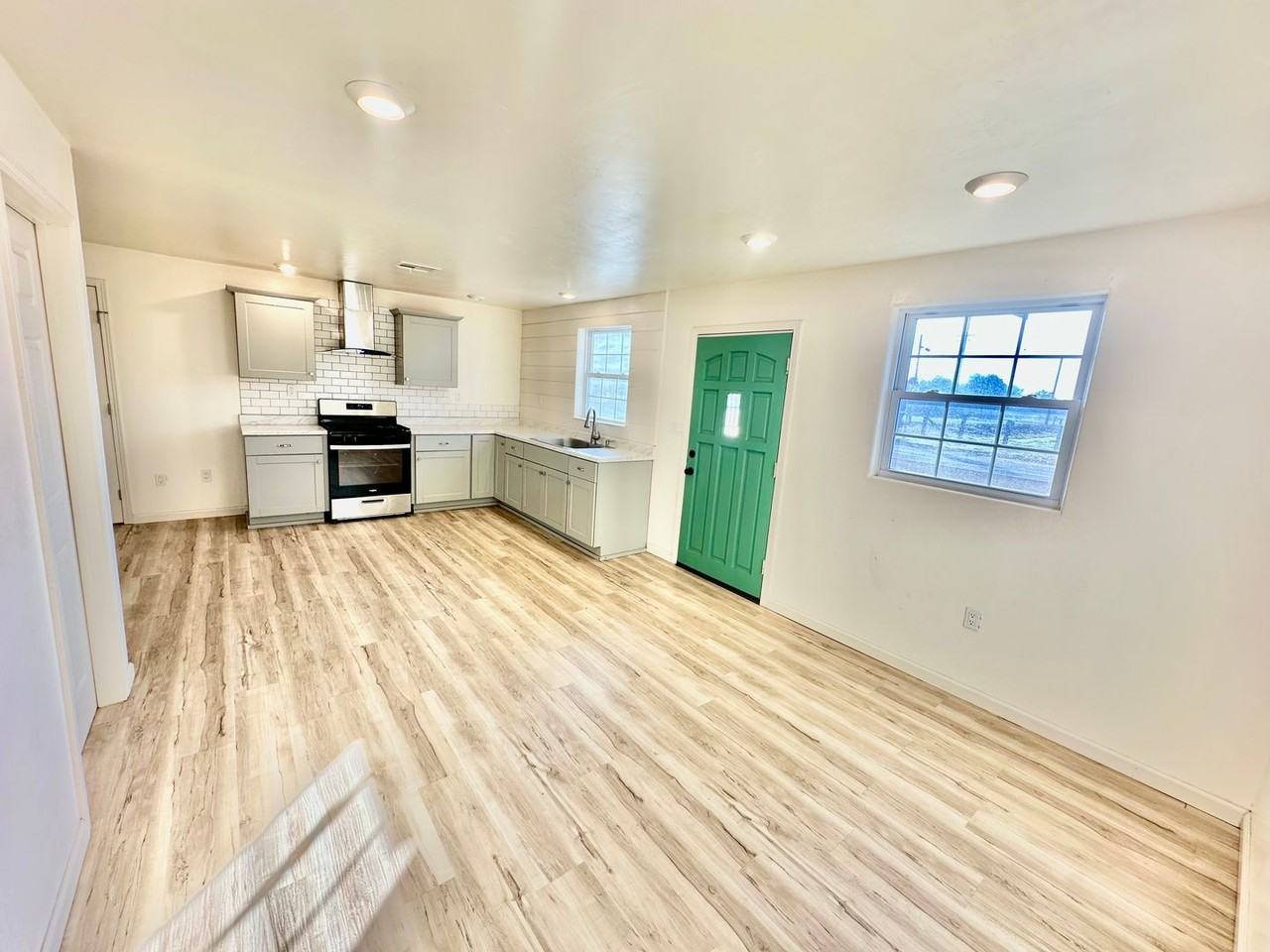 5012 W Olive Ave - Photo 3 of 19