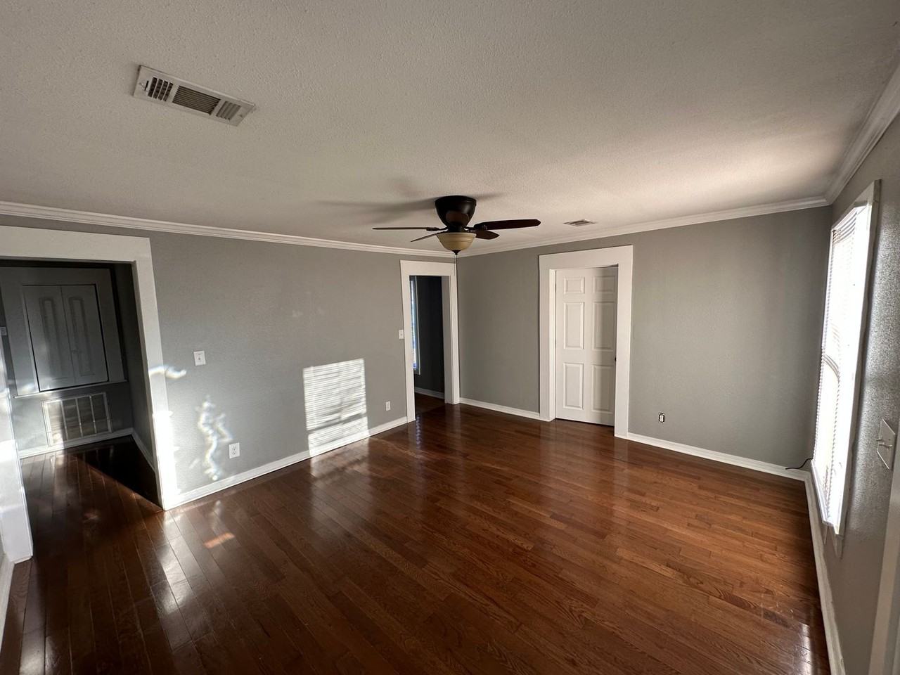 910 N 2nd St - Photo 3 of 12