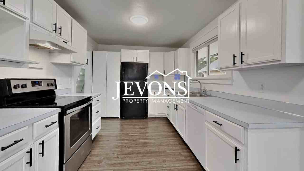 3719 S 11th St Tacoma, WA 98405 - Photo 3 of 36