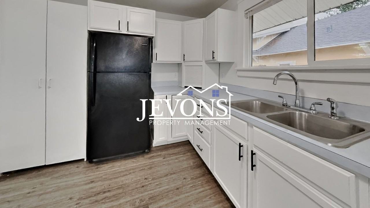 3719 S 11th St Tacoma, WA 98405 - Photo 4 of 36