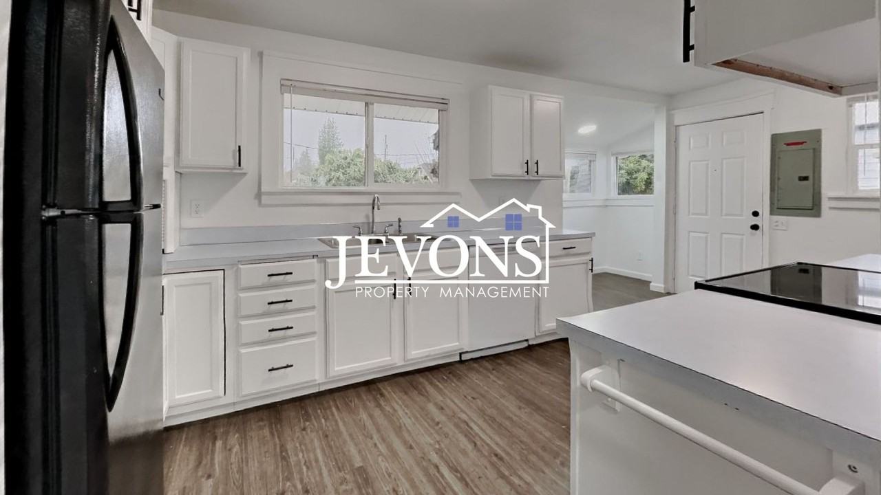 3719 S 11th St Tacoma, WA 98405 - Photo 5 of 36