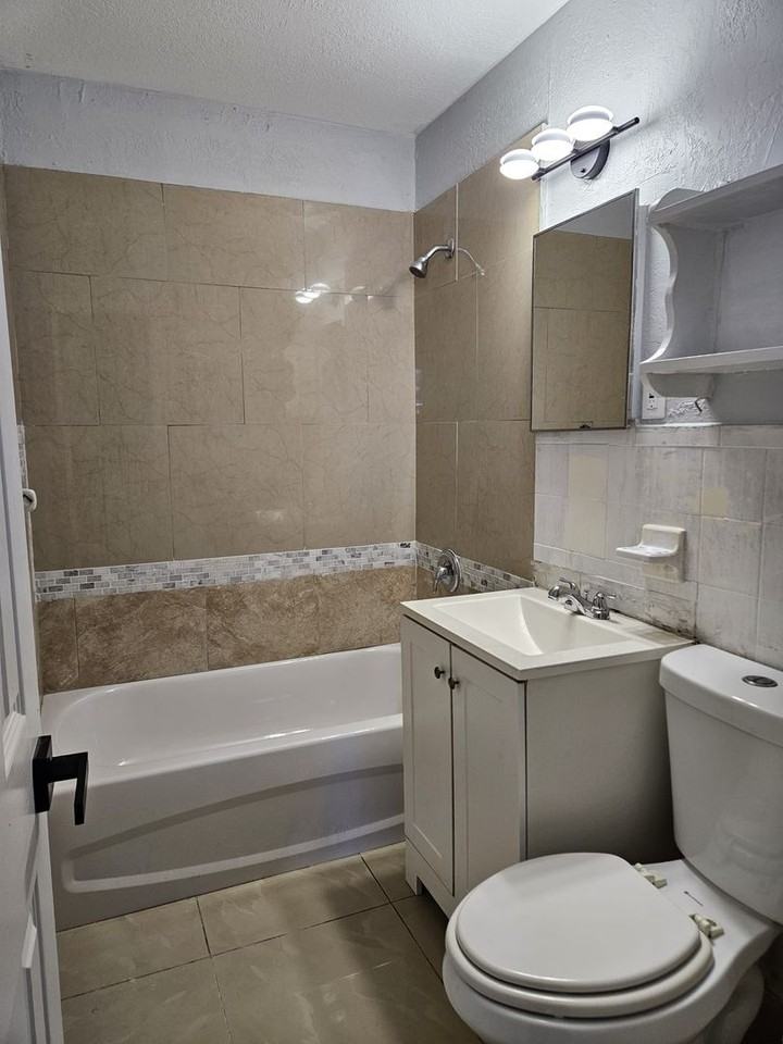 809 W 5th St - Photo 4 of 22