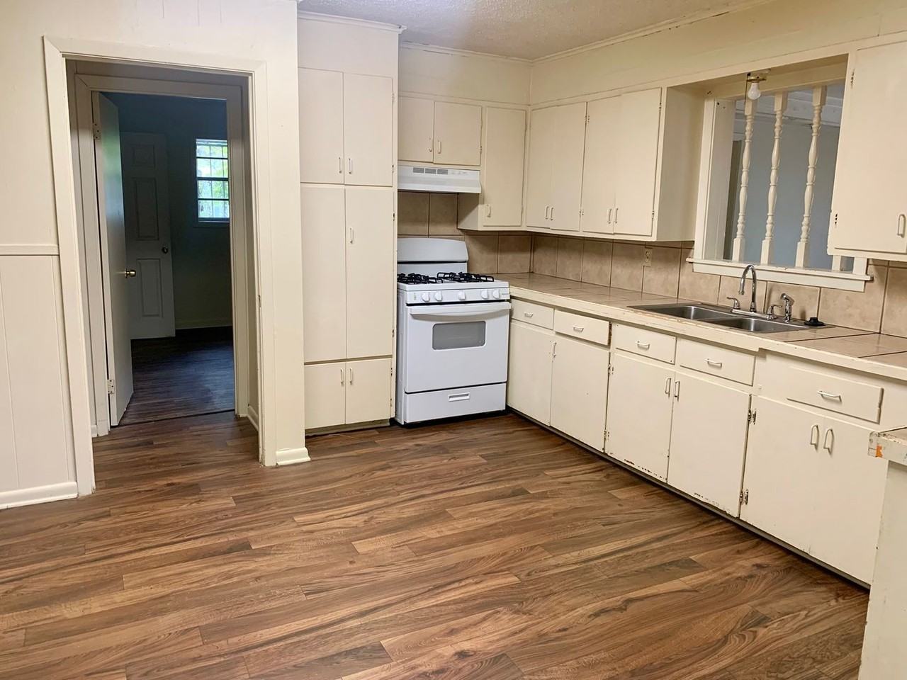 812 S Magnolia St - Photo 4 of 15