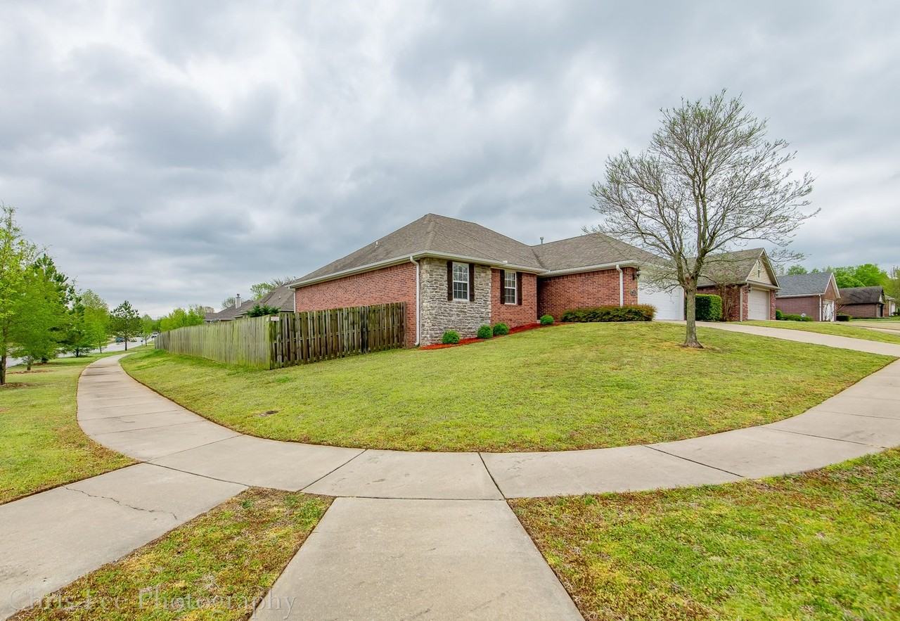 1842 N Fallbrook Way - Photo 3 of 21