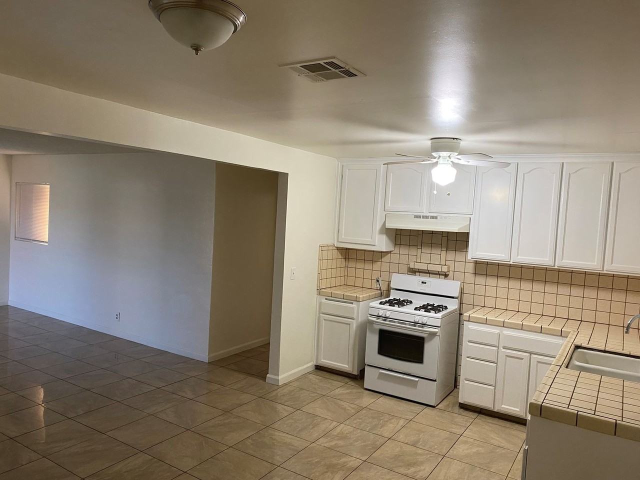 1105 Meredith Dr - Photo 4 of 8