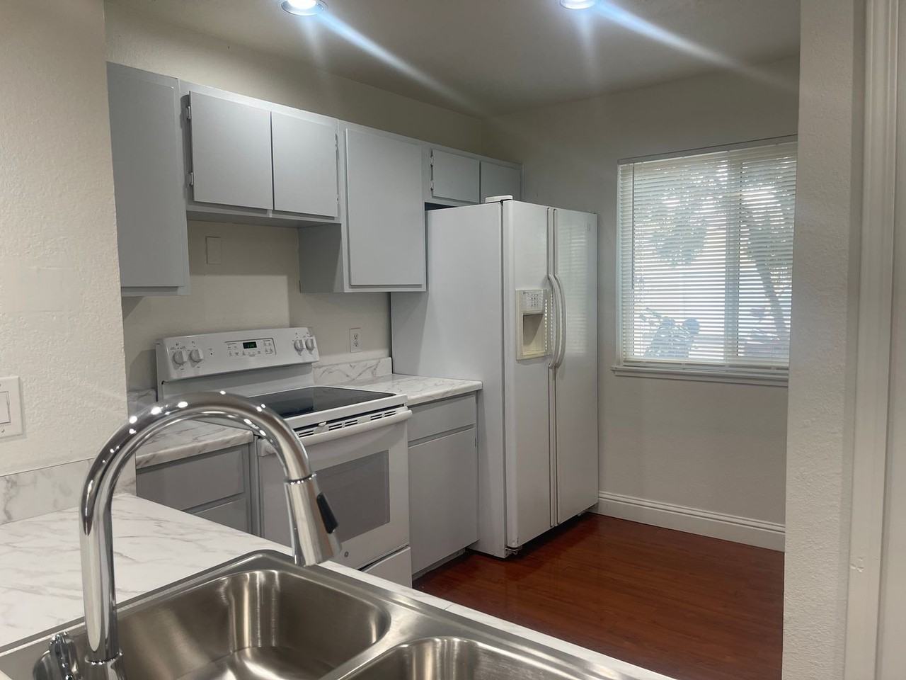 1112 Bradley Sq - Photo 5 of 18