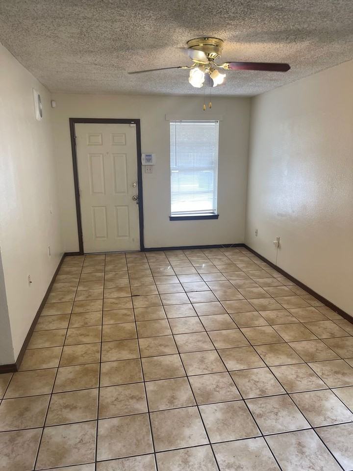 2319 Elm Park Dr - Photo 2 of 15