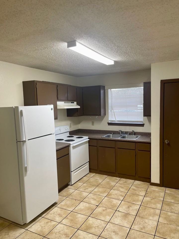 2319 Elm Park Dr - Photo 3 of 15