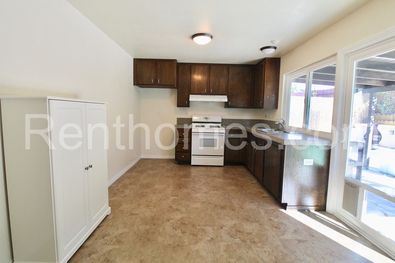 9084 Hatcher Ln - Photo 3 of 14