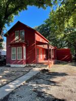 featured image of 504 E 10th St