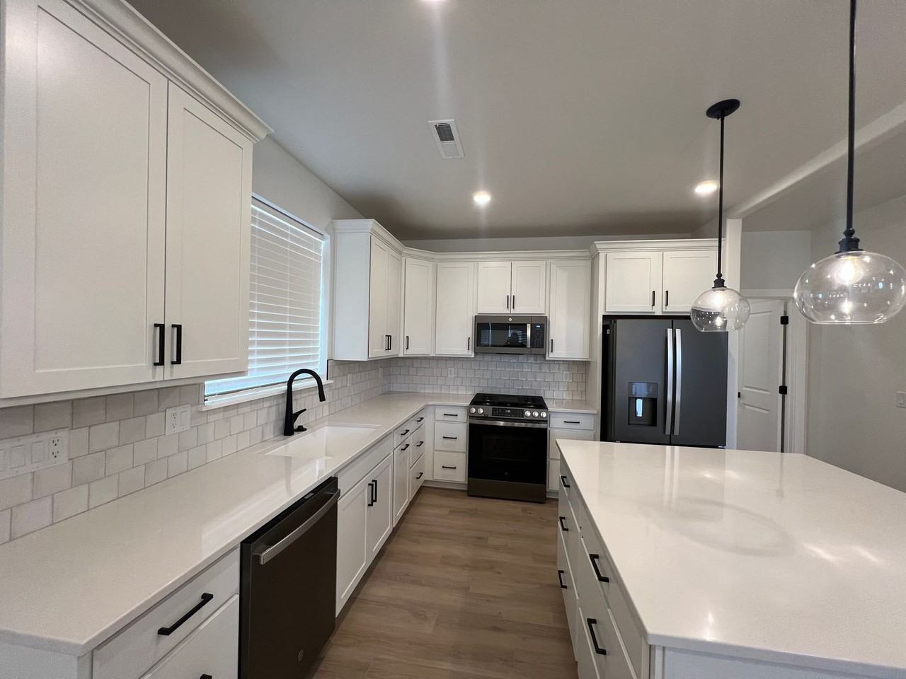 702 W Cedar Hill Dr - Photo 4 of 26