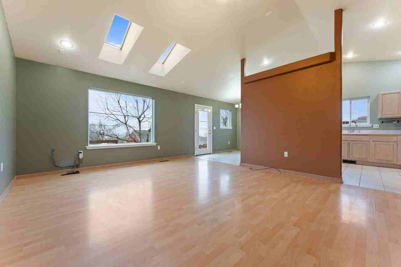 1038 S Skyline Dr - Photo 3 of 20