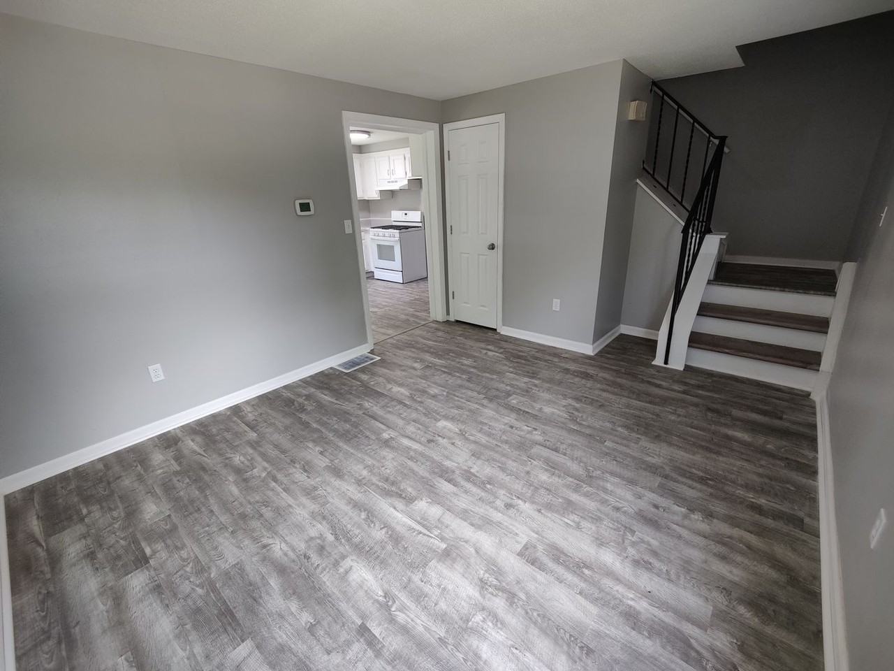 1468 Parkview Dr - Photo 2 of 6