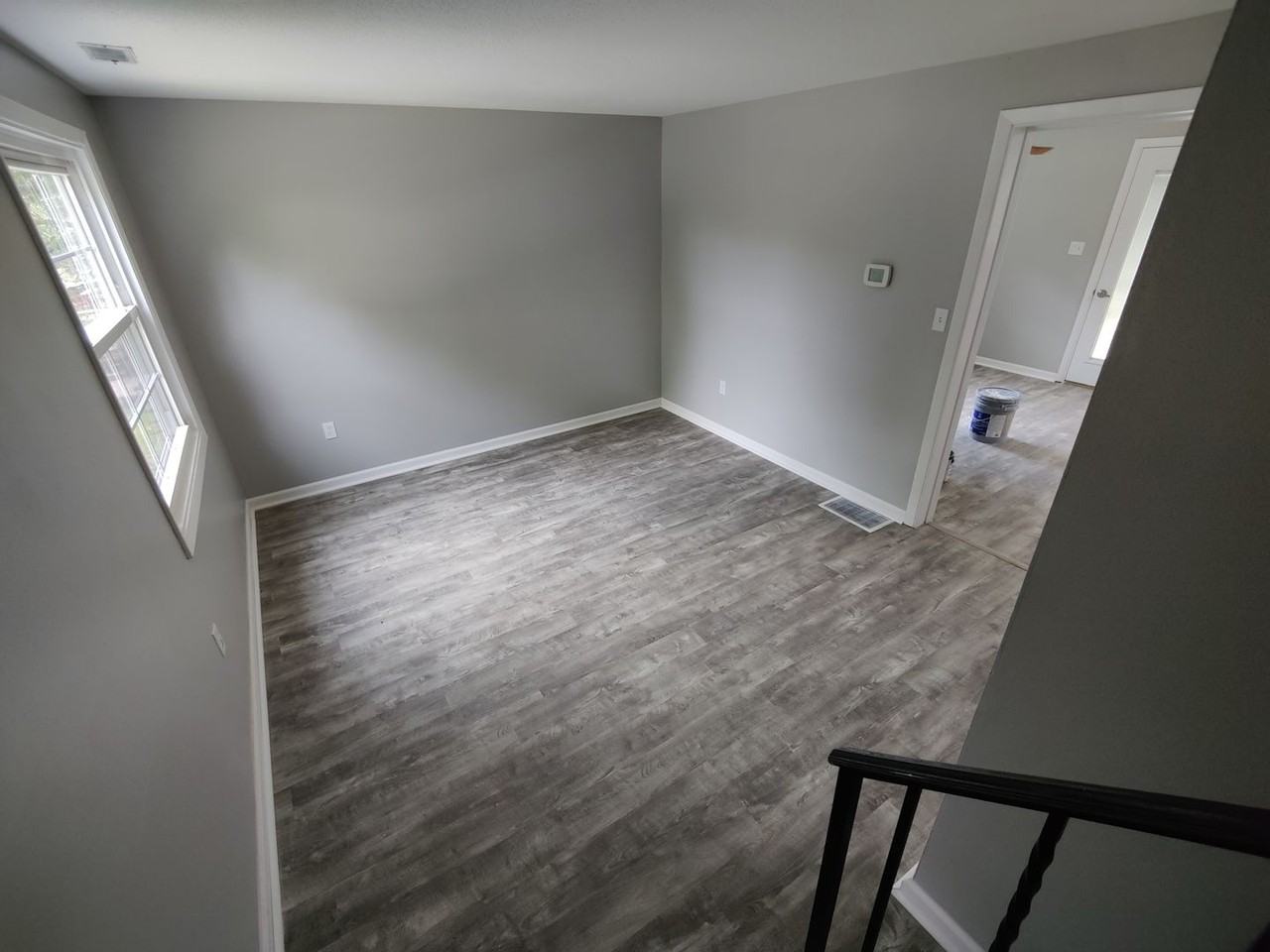 1468 Parkview Dr - Photo 3 of 6