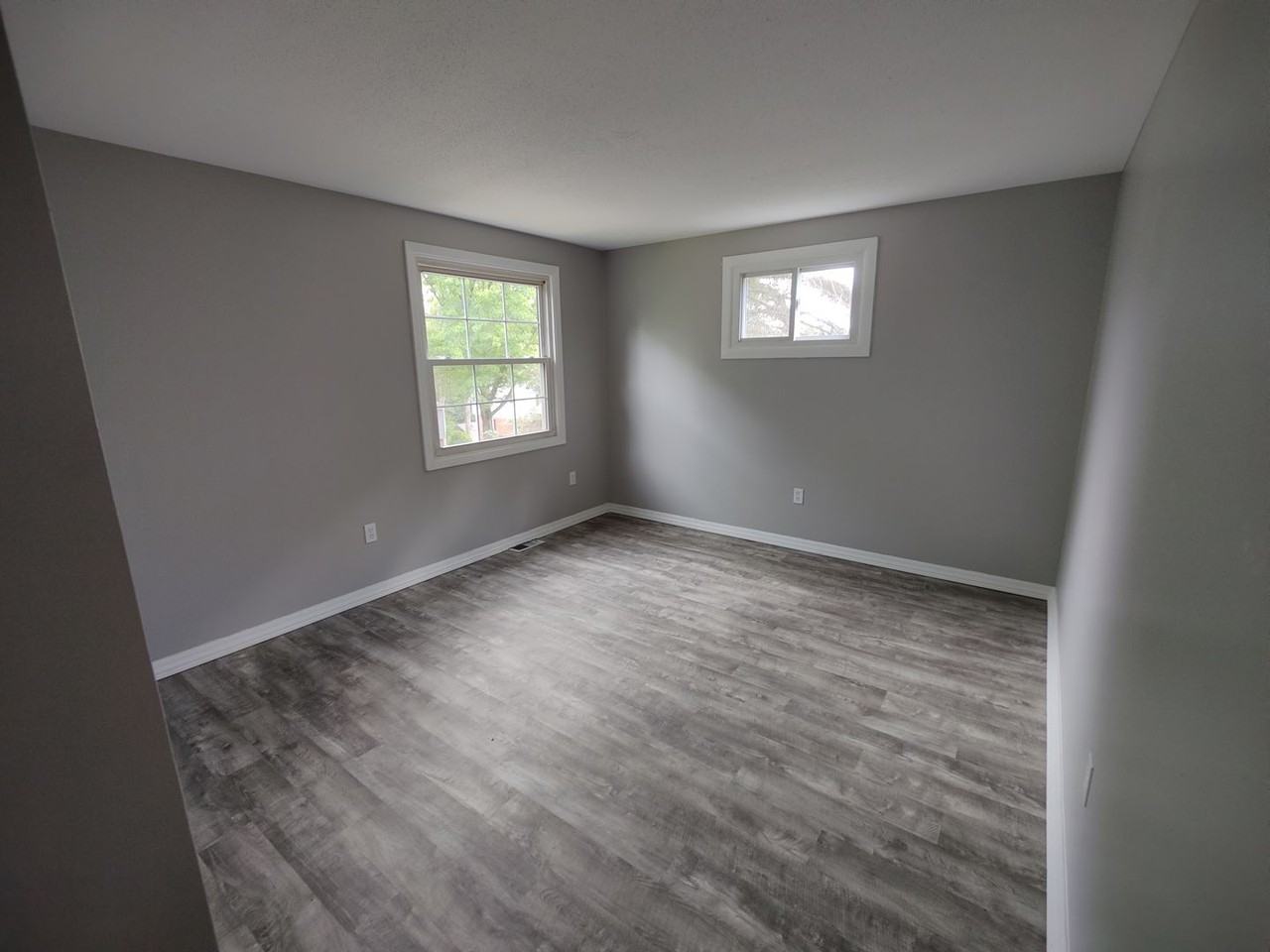 1468 Parkview Dr - Photo 4 of 6