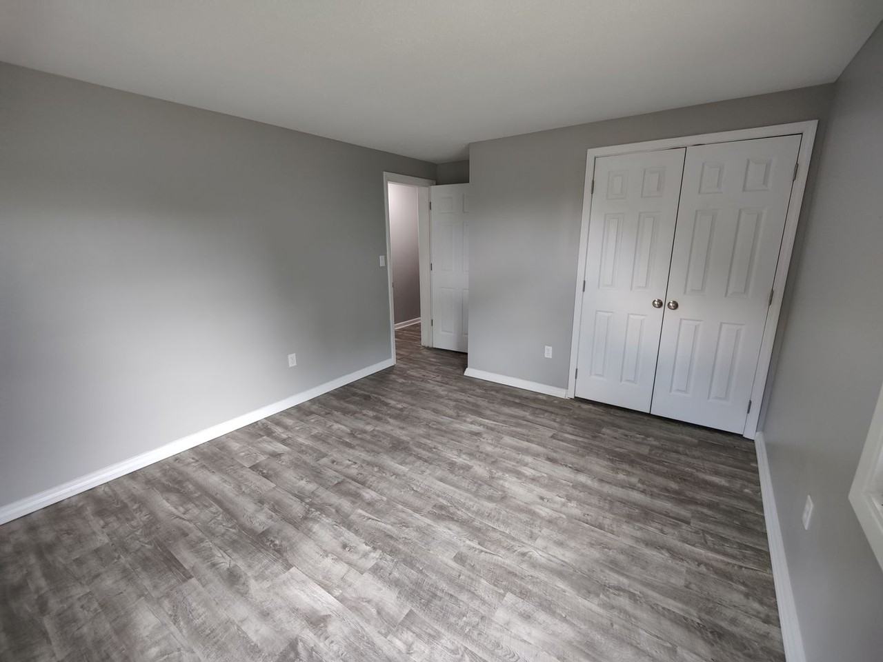 1468 Parkview Dr - Photo 5 of 6