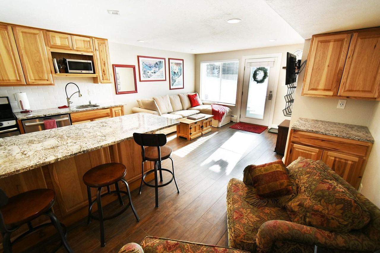 29 Yacht Club 29 - Photo 6 of 19