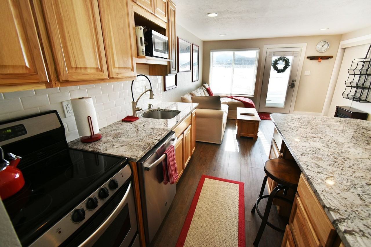 29 Yacht Club 29 - Photo 7 of 19