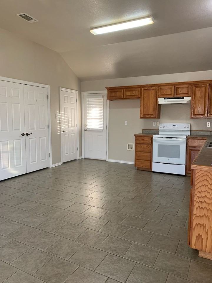 330 S Blue Jay Ct - Photo 2 of 9