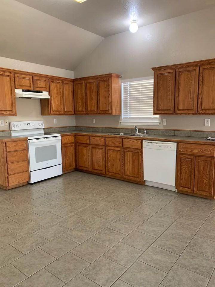 330 S Blue Jay Ct - Photo 4 of 9