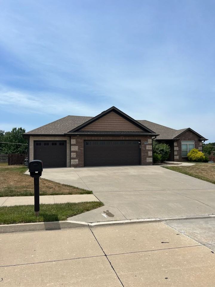 5609 Abercorn Dr - Photo 2 of 19