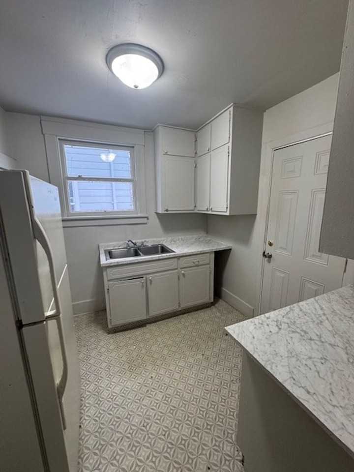 452 Violet Ct - Photo 3 of 7