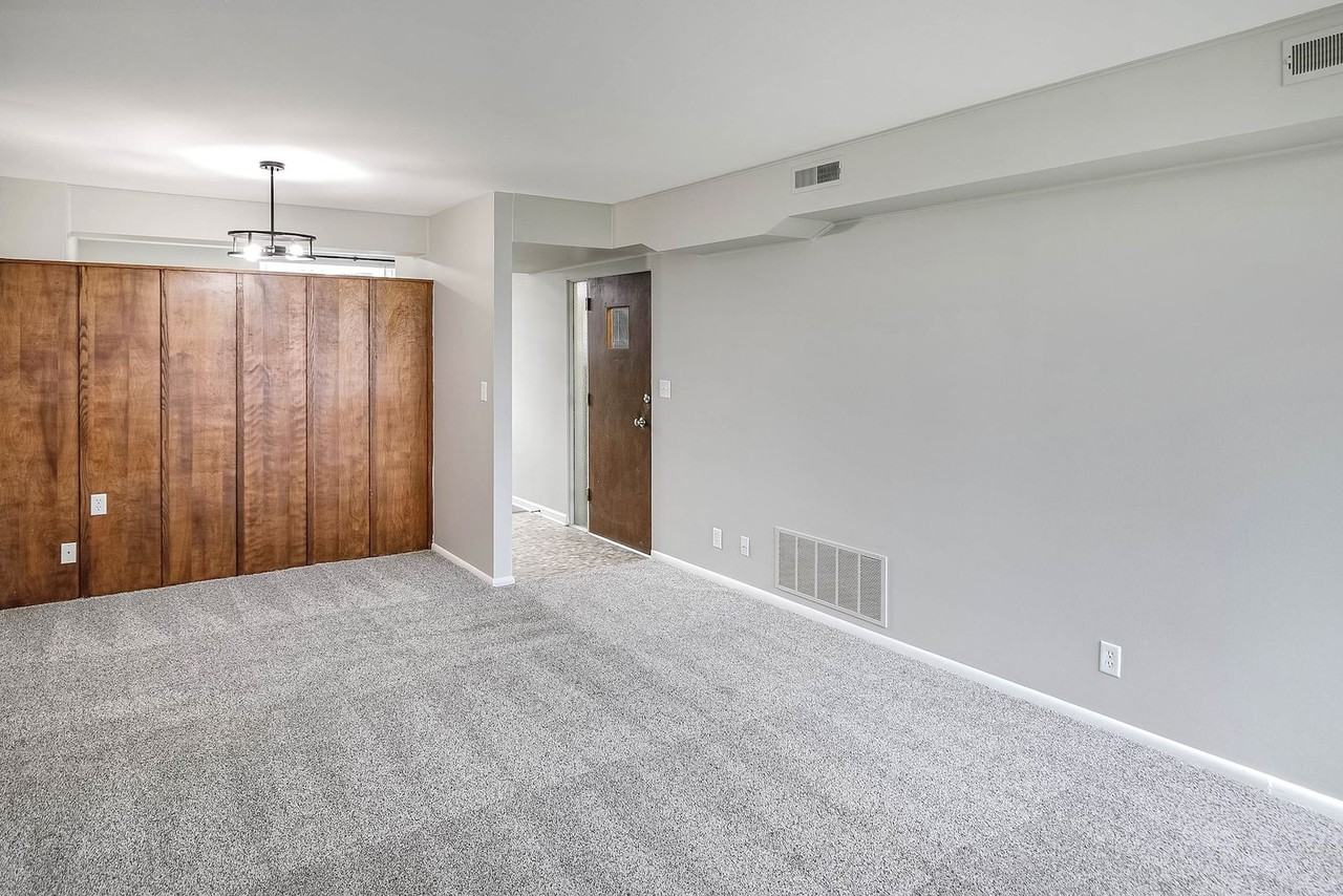 4813 S 131st St - Photo 3 of 15