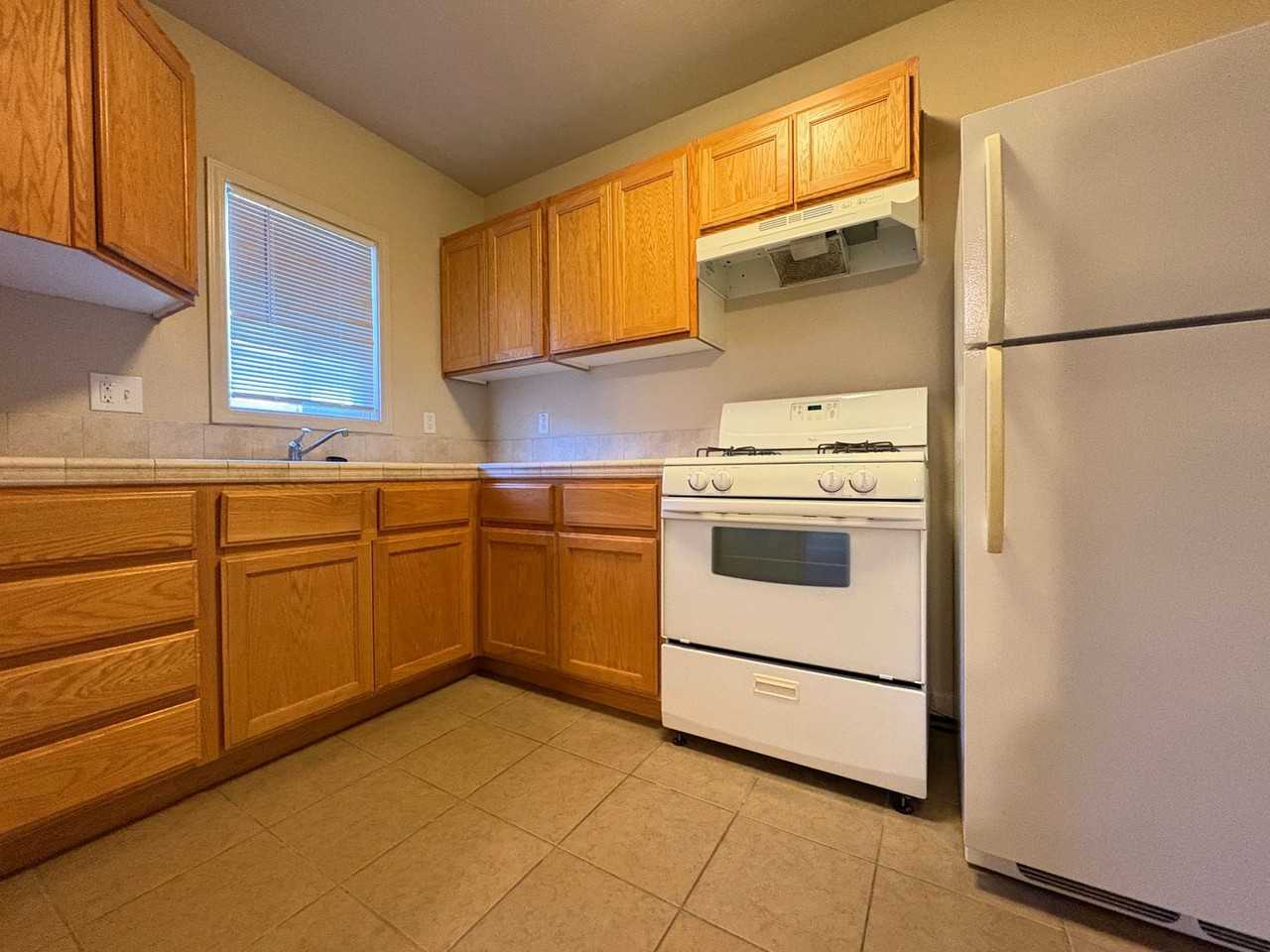 122 W Oak St - Photo 4 of 10