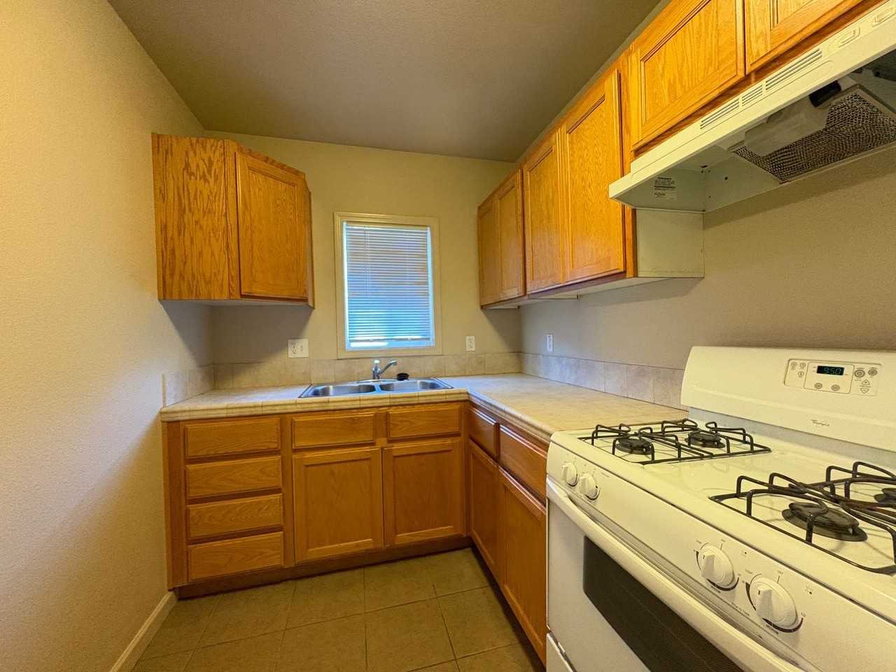 122 W Oak St - Photo 6 of 10