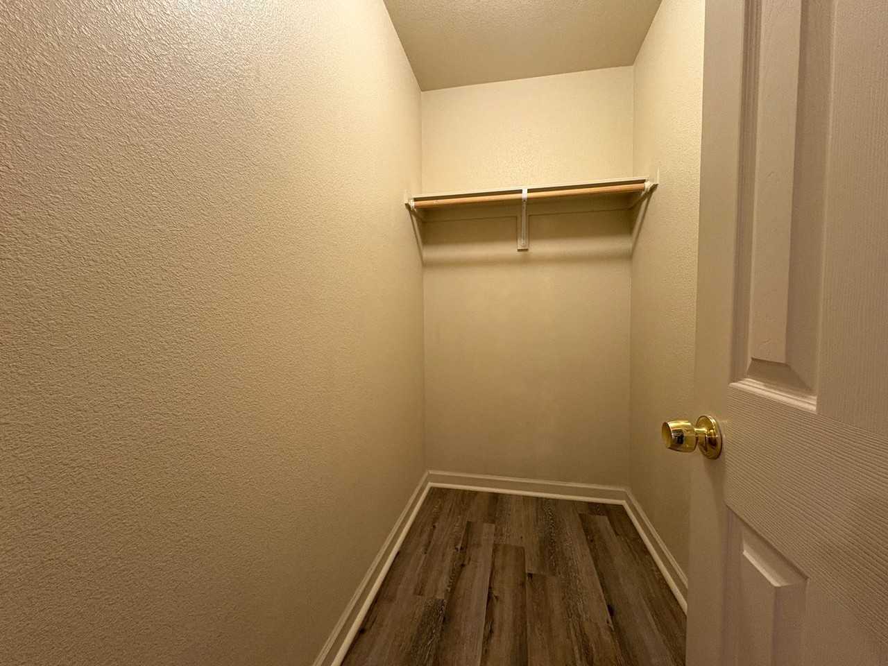 122 W Oak St - Photo 7 of 10