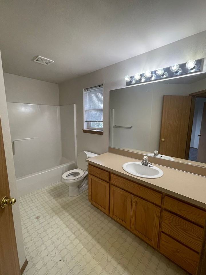 1047 S 10th St - Photo 3 of 16