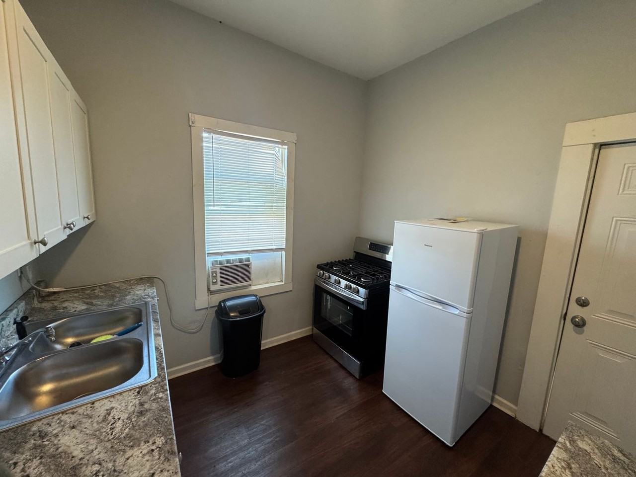 403 Egan St - Photo 5 of 8