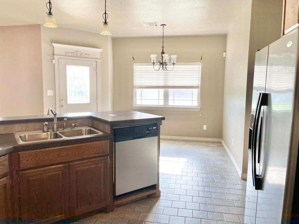 1017 Ne Homestead St - Photo 3 of 18