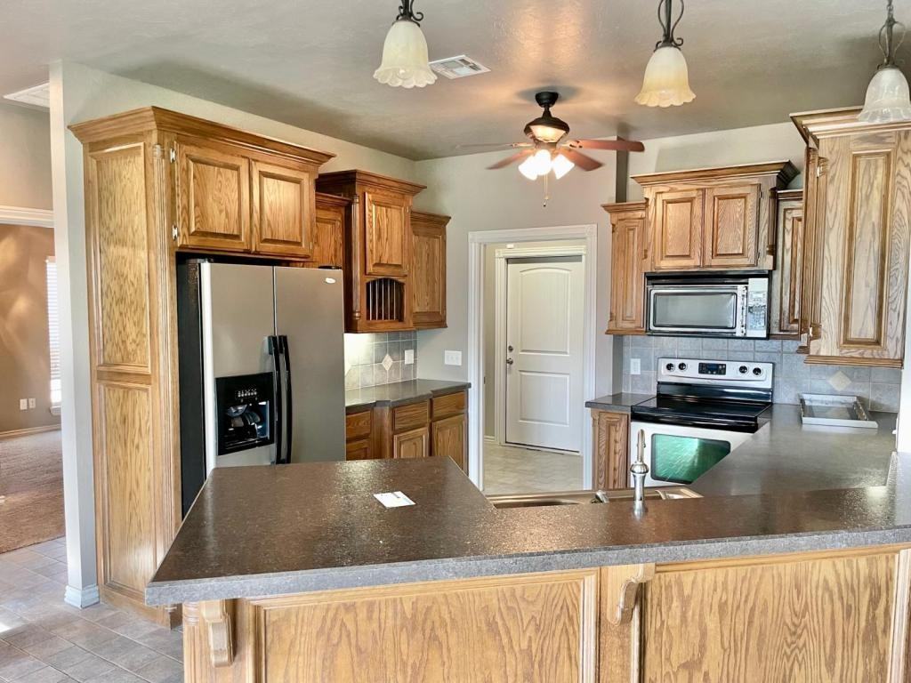 1017 Ne Homestead St - Photo 5 of 18