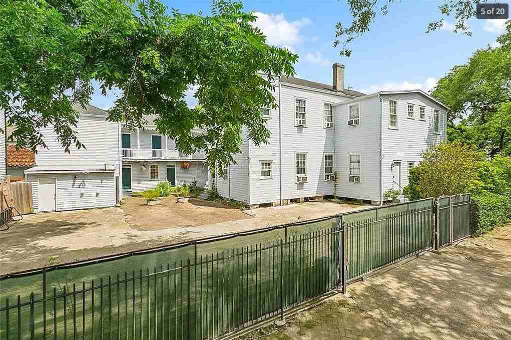 2504 Esplanade Ave - Photo 3 of 11