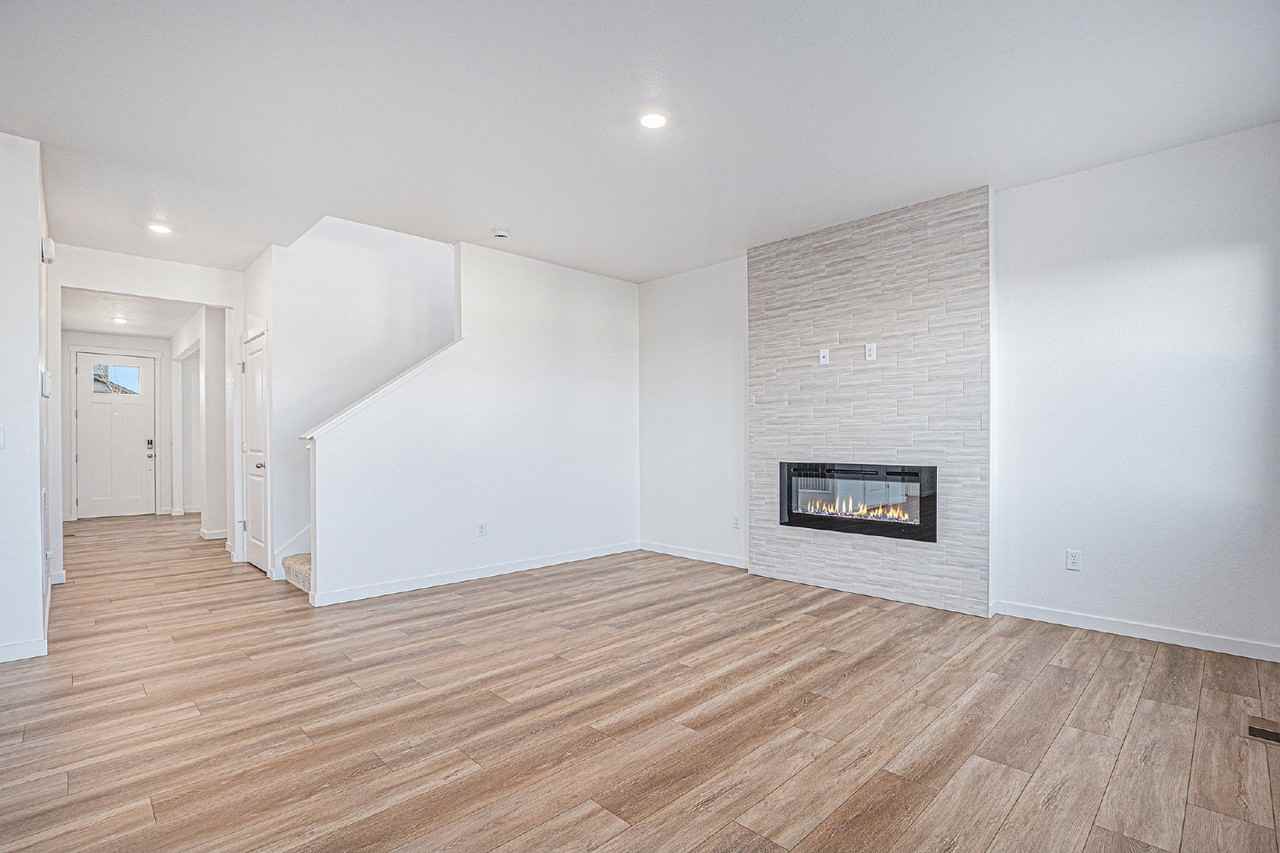 15962 Syracuse St - Photo 3 of 22