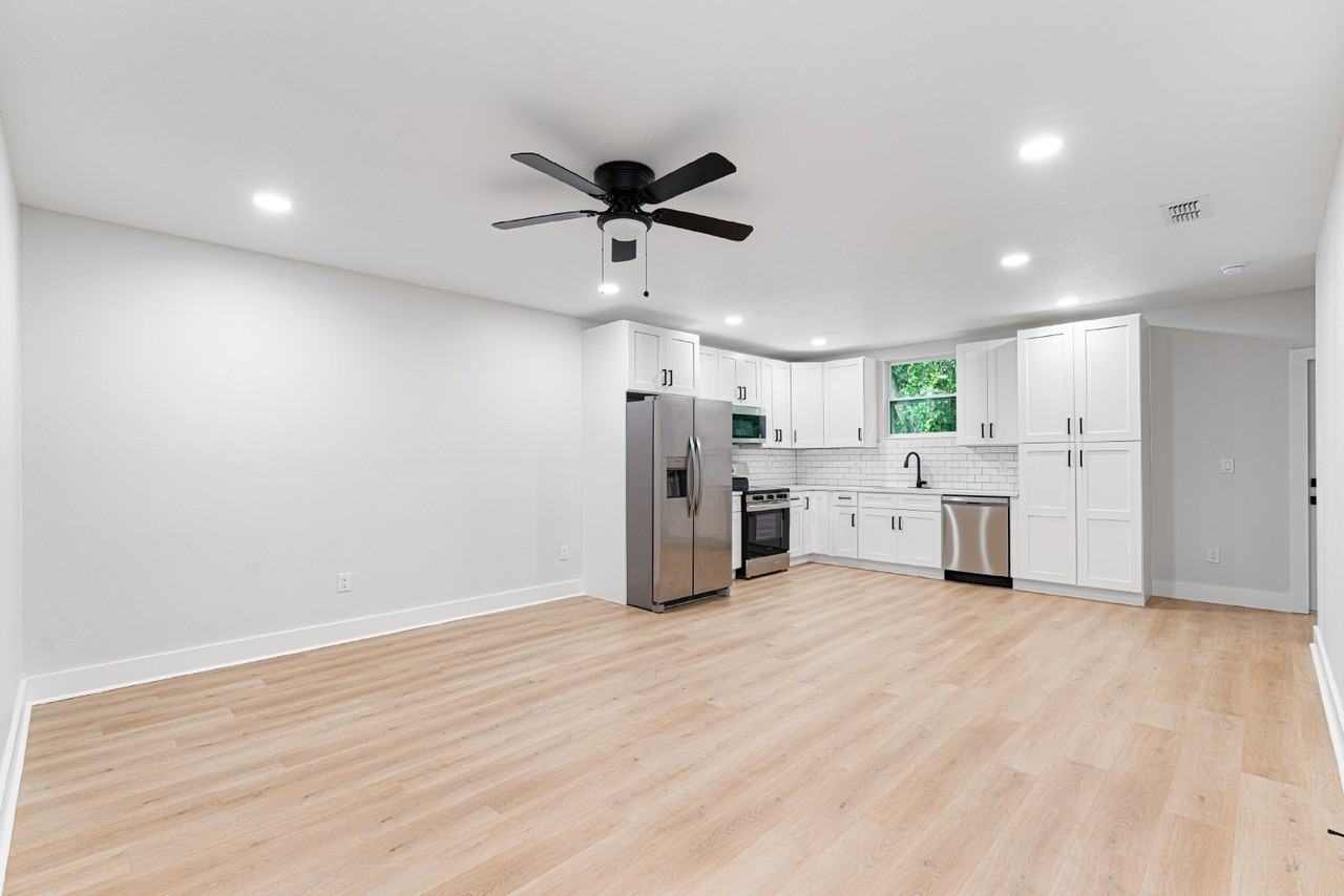 685 Childs Ave - Photo 2 of 15