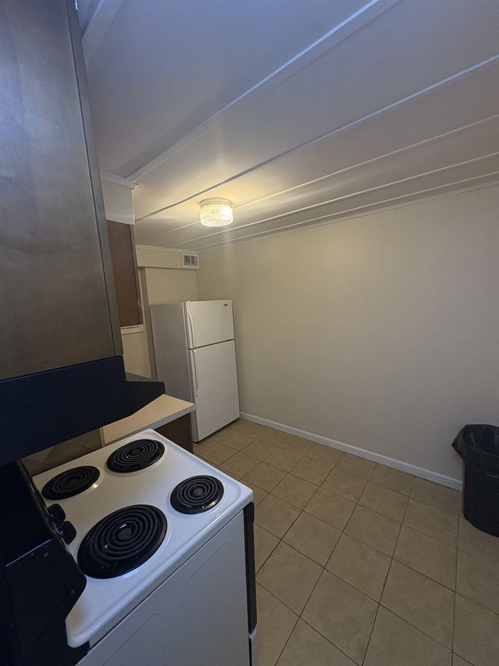 8 Reddick Dr #4 - Photo 3 of 21