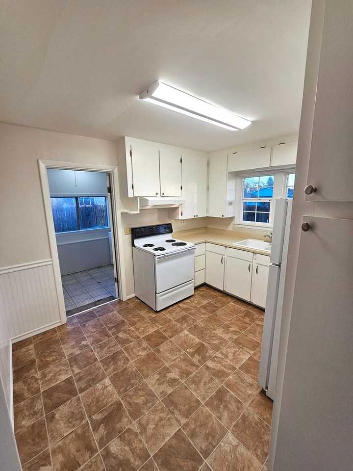 925 Laurel Ln - Photo 5 of 23