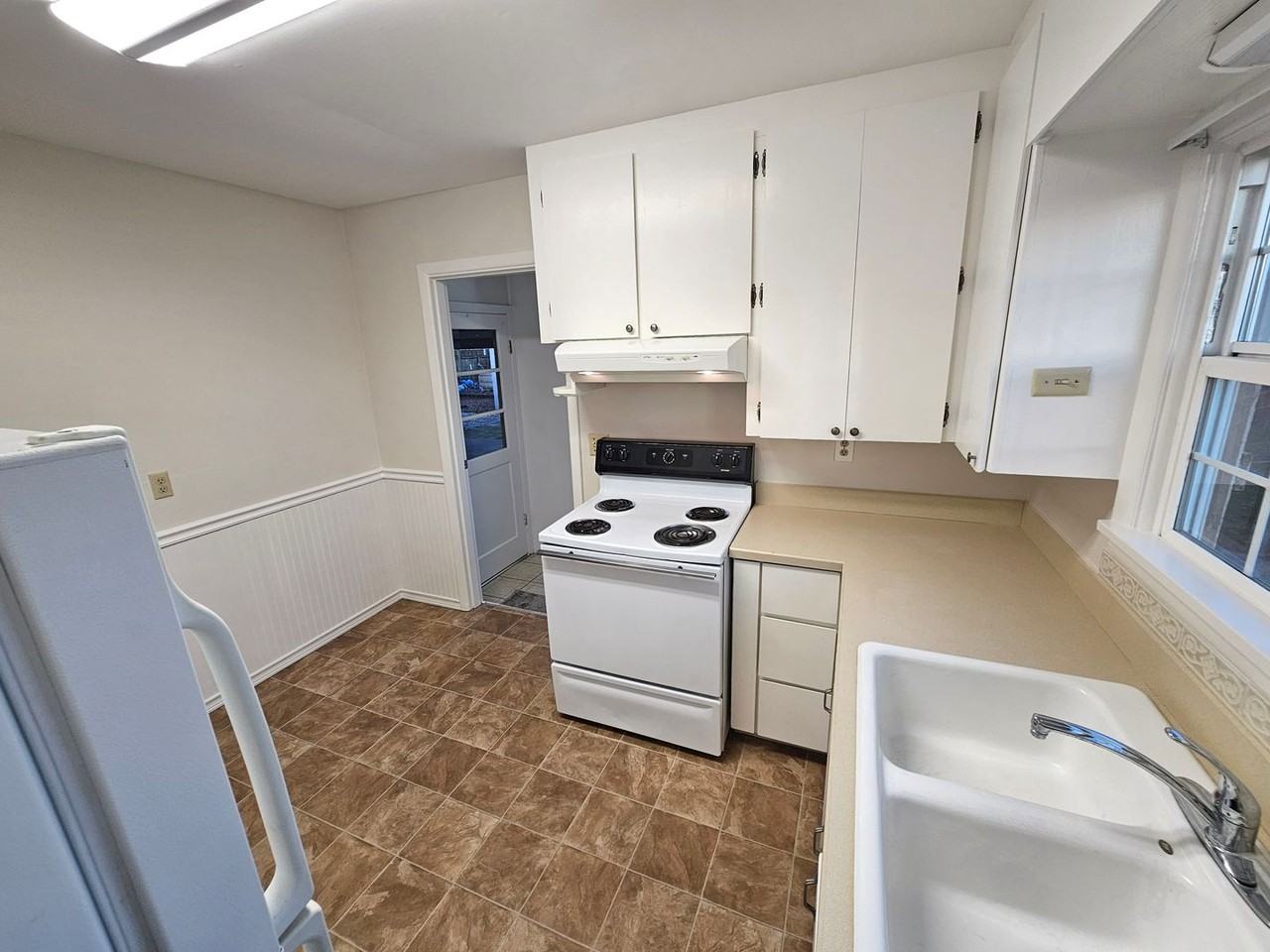 925 Laurel Ln - Photo 7 of 23