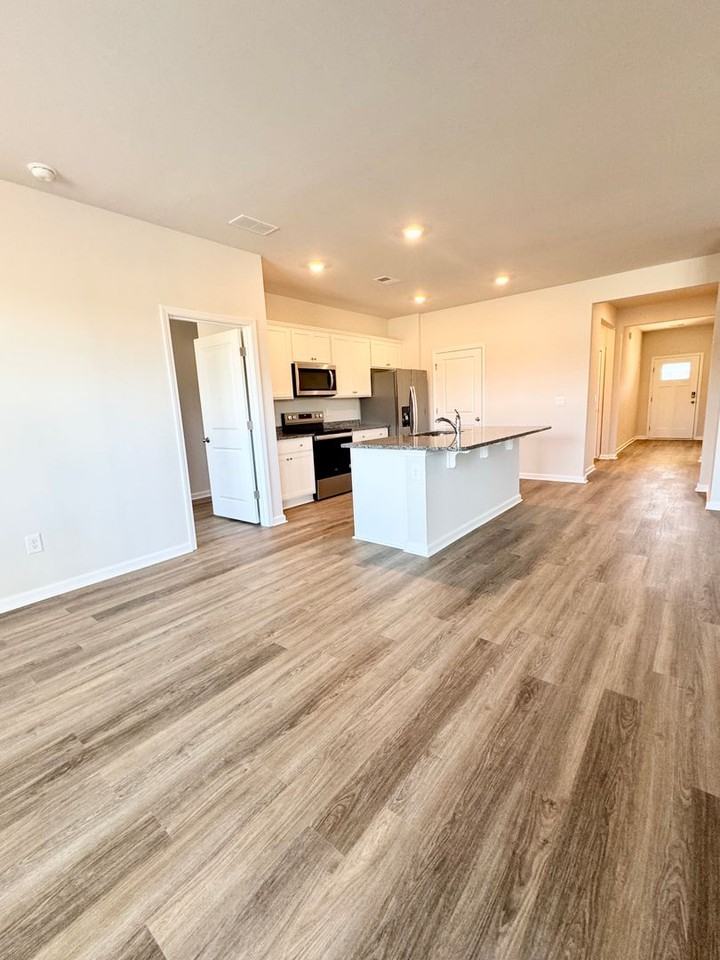 2534 Revolutionary Way - Photo 6 of 36