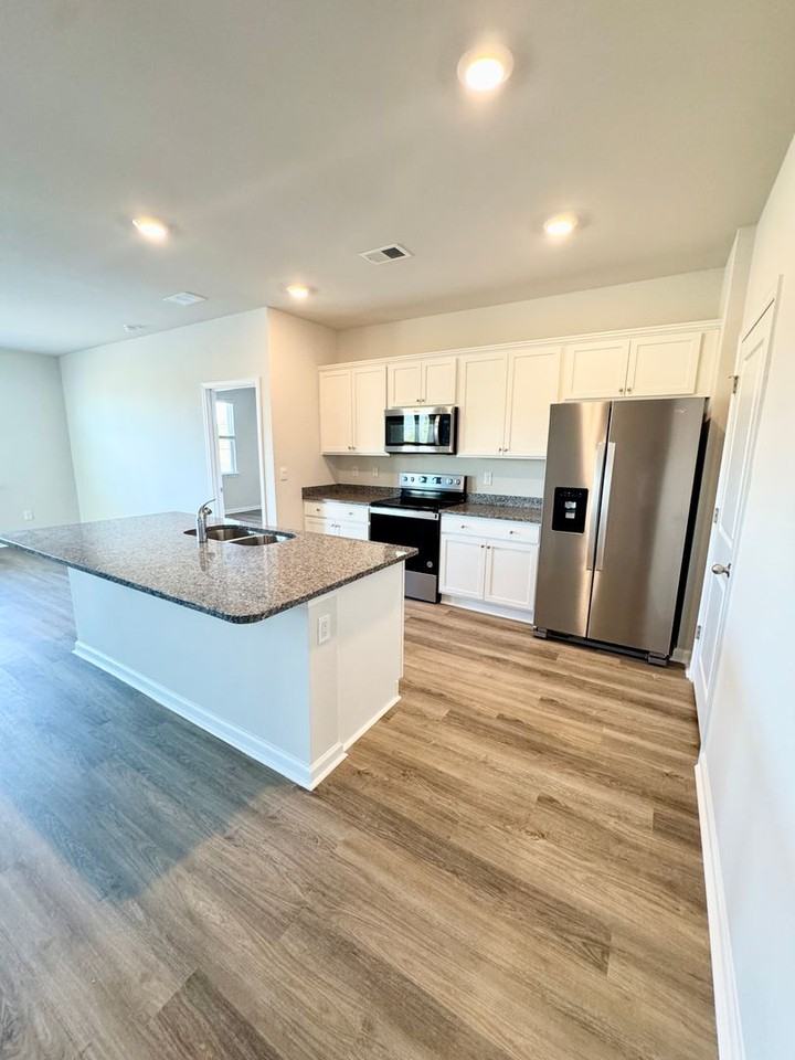 2534 Revolutionary Way - Photo 7 of 36